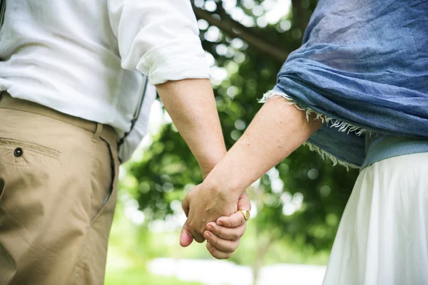 Pareja tomándose de las manos — Foto de Stock