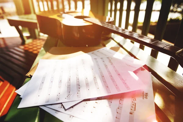 Guitarra y notas para Song —  Fotos de Stock