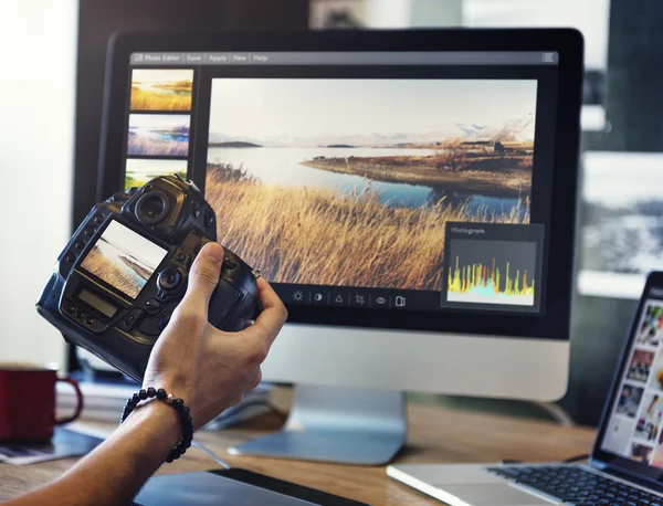 Local de trabalho no estúdio com computador — Fotografia de Stock