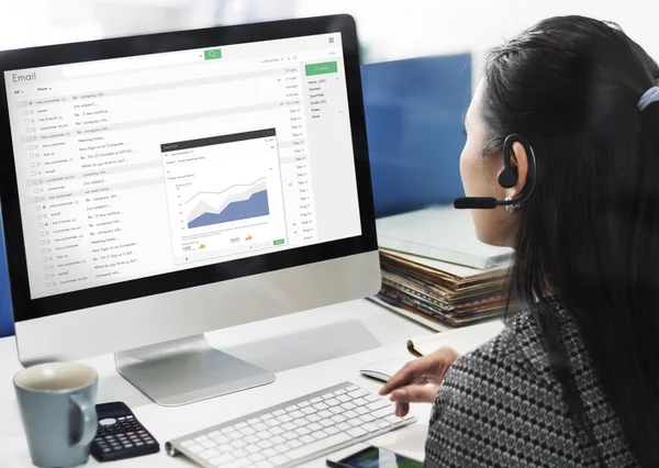 Mujer de negocios que trabaja en la computadora con correo electrónico — Foto de Stock