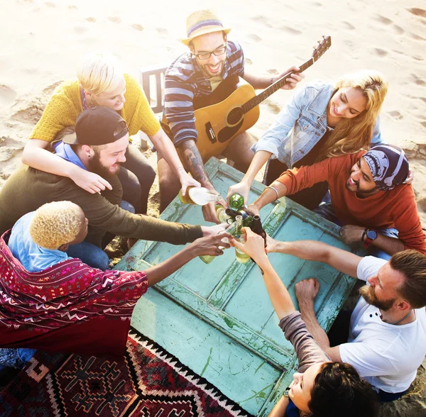 Friends drinking beer outdoors — Stock Photo, Image