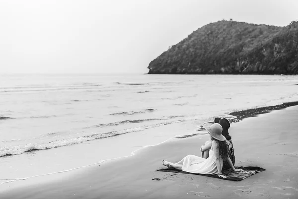 Mulheres juntas na praia — Fotografia de Stock