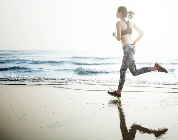 Woman running on beach — Stock Photo, Image