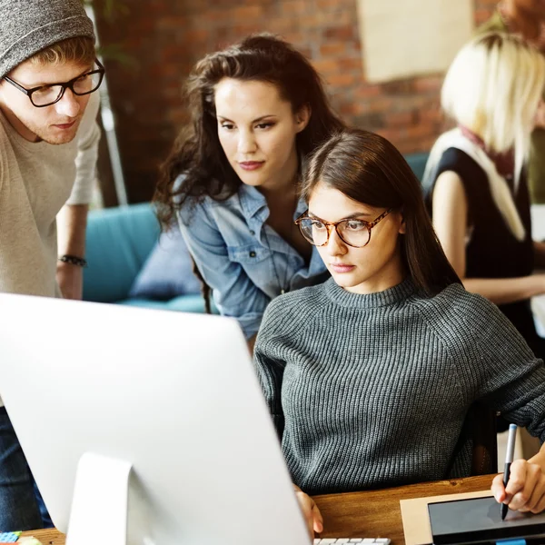 Hipsters werken in hedendaagse kantoor — Stockfoto