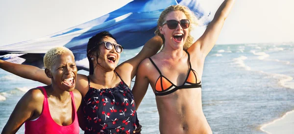 Tre glada unga kvinnor — Stockfoto