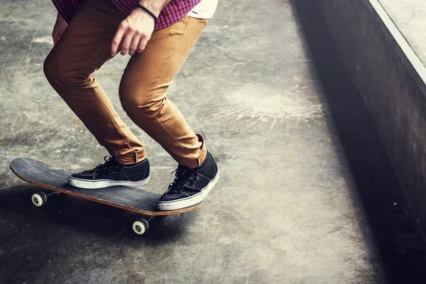 流行に敏感な人がスケート ボードに乗る — ストック写真