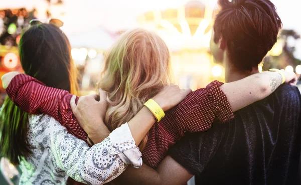 Gli amici si divertono nel parco divertimenti — Foto Stock