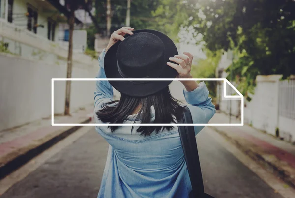 Frau mit Hut läuft auf Straße — Stockfoto