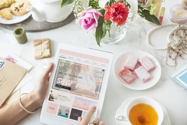 Woman browsing digital tablet — Stock Photo, Image