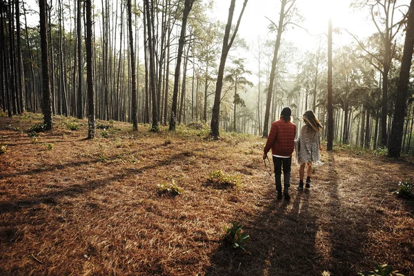 Ζευγάρι περπατά μέσα στο δάσος — Φωτογραφία Αρχείου