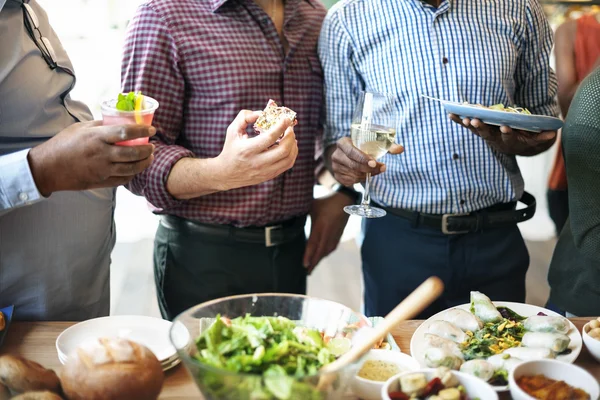 Gente comiendo en el restaurante — Foto de Stock