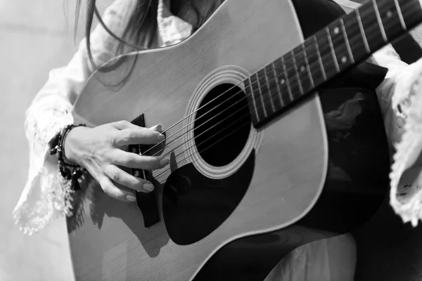 Hippie meisje met gitaar buitenshuis — Stockfoto