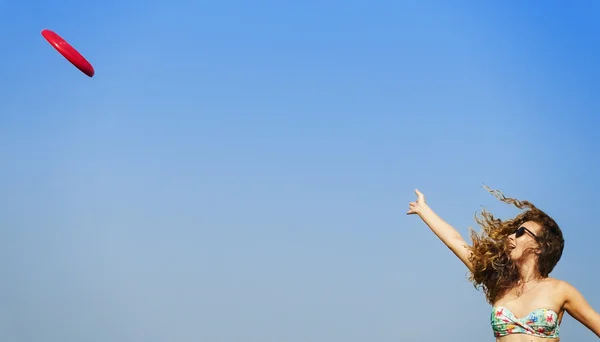 Woman playing frisbee — Stock Photo, Image