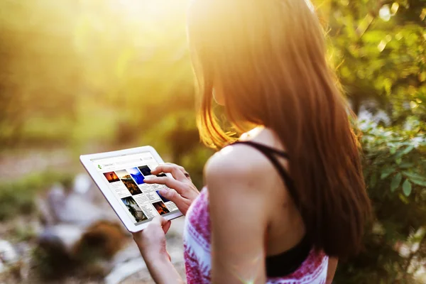 Menina usando Tablet para pesquisa — Fotografia de Stock