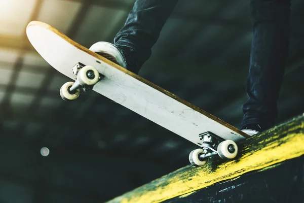 Bokovky muže jezdit na skateboardu — Stock fotografie