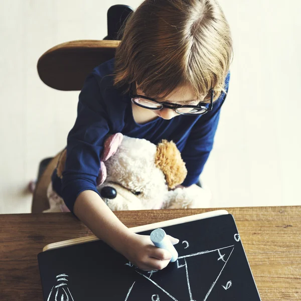 Kid Brincando e desenhando no quadro negro — Fotografia de Stock