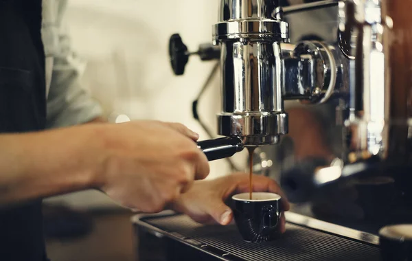 Barista τον εσπρέσο ζυθοποιία — Φωτογραφία Αρχείου