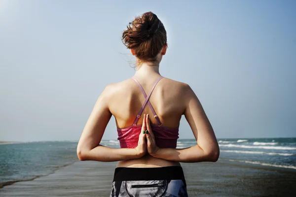 Kvinna som utövar yoga — Stockfoto