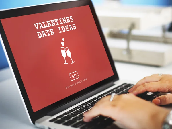 Ordenador con San Valentín Fecha Ideas en el monitor — Foto de Stock