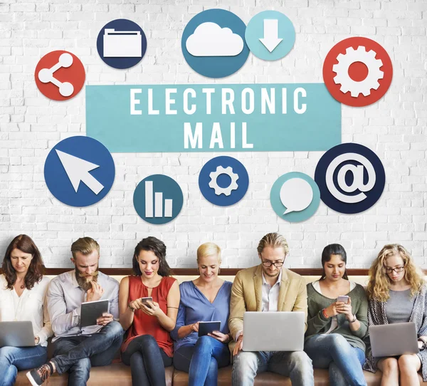 Άνθρωποι που κάθονται με τις συσκευές και το ηλεκτρονικό ταχυδρομείο — Φωτογραφία Αρχείου