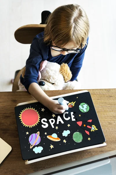 Barn leka och rita på tavlan — Stockfoto