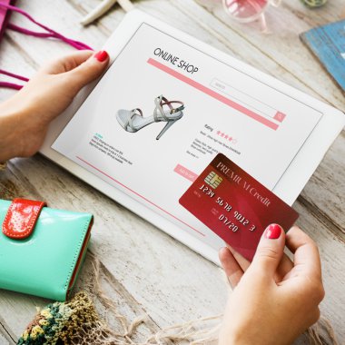 İnternetten alışveriş yapan kadın 