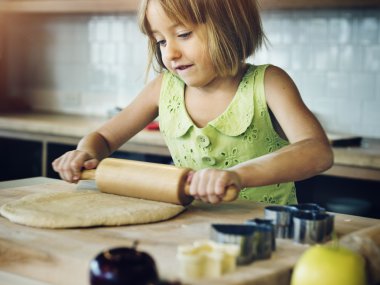 küçük kız kurabiye yapma