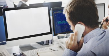 bilgisayarda boş monitörle çalışma iş adamı 