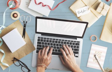 Dizüstü bilgisayarla çalışan kadın