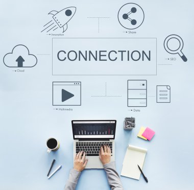 laptop ile çalışan kişi 