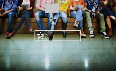 grup öğrenci ile dijital cihazlar