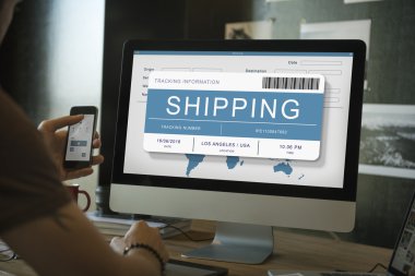 bilgisayar ile stüdyoda yer çalışma 