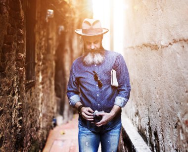 Kıdemli yakışıklı sokakta