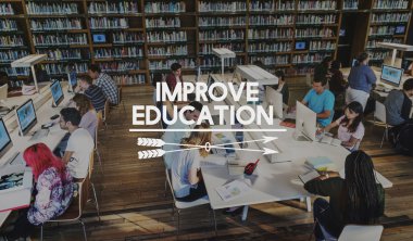 Üniversite kitaplığında bilgisayarlar kullanan öğrenciler