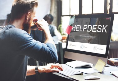 Adam ofiste bilgisayar ile çalışma