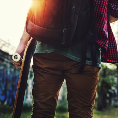 Hipster çocuk kaykay holding