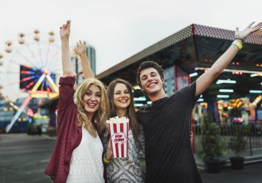 Arkadaşlar iyi eğlenceler eğlence parkı