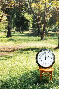 Açık havada, sandalyeye saat
