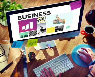 Bilgisayar kullanan adam 