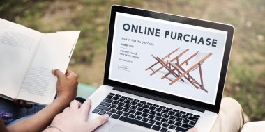 metin üstünde perde ile dizüstü bilgisayar kullanan kişiler