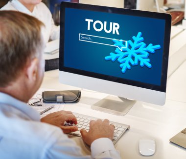 Olgun iş adamı bilgisayarda çalışıyor.