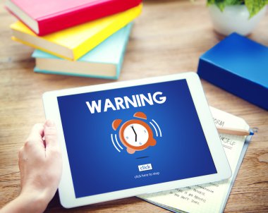 Tablet kullanan adam  