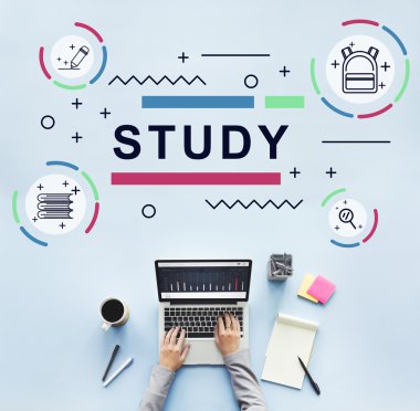 laptop ile çalışan kişi 