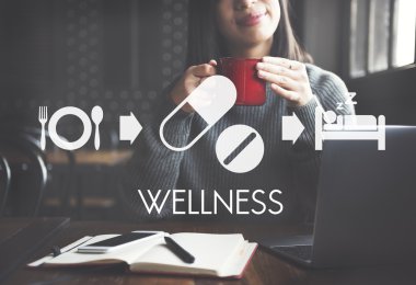 Dizüstü bilgisayarla çalışan kadın