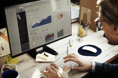 Ofiste bilgisayarla çalışan iş adamı