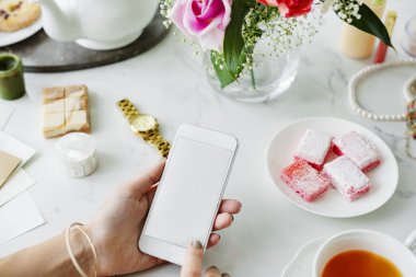 Akıllı telefon kullanan kadın 
