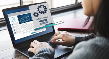 Dizüstü bilgisayarla çalışan kadın 