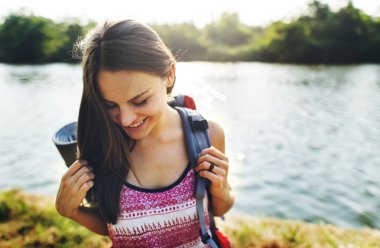 mutlu kadın sırt çantası ile seyahat