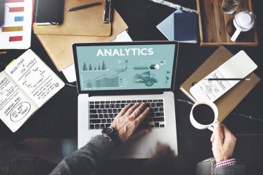 laptop ve Analytics pazarlama kavramı