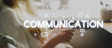 Telefonun ekranında seyir kız